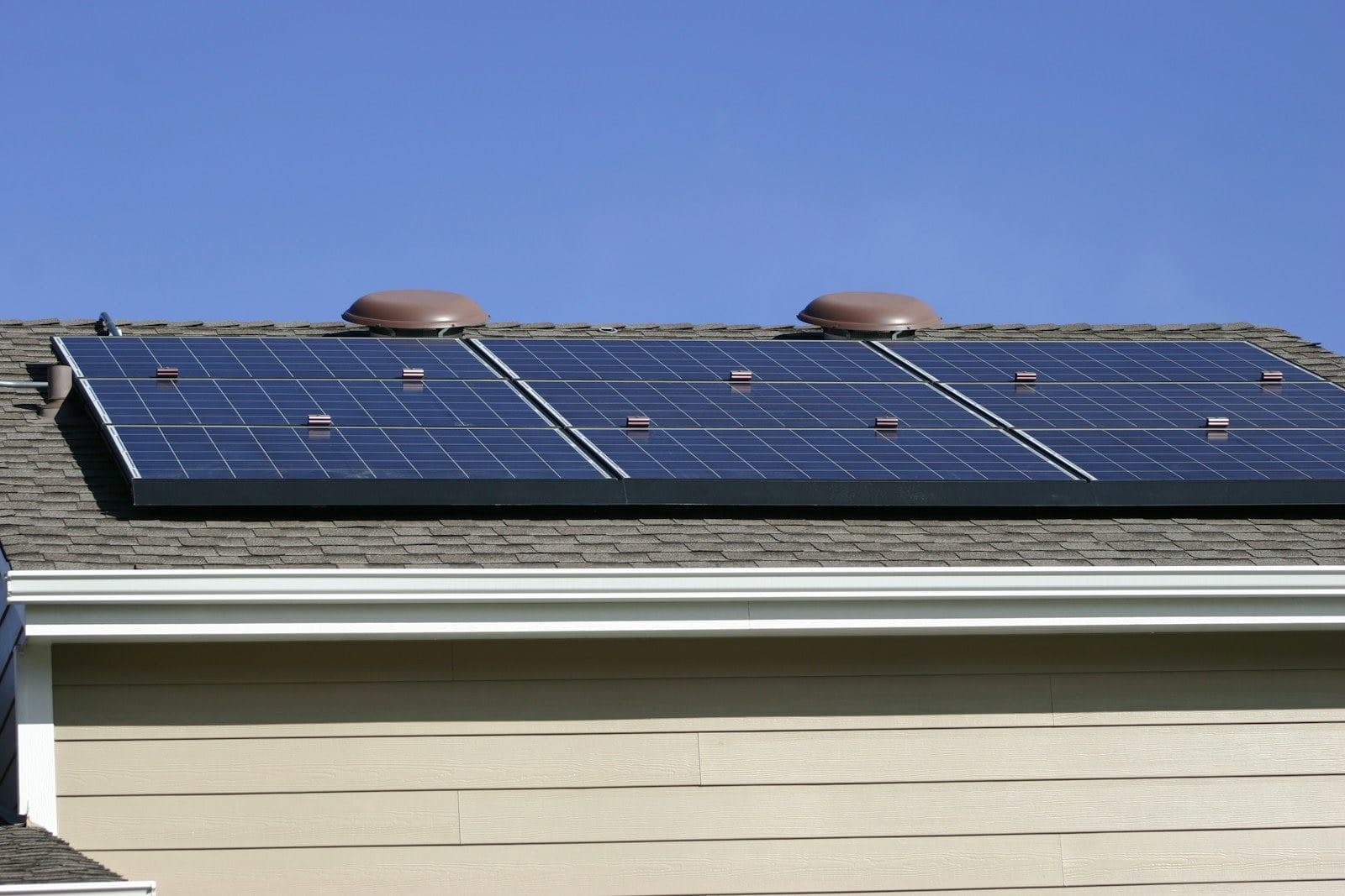 Paneles solares sobre una vivienda, imagen ilustrativa