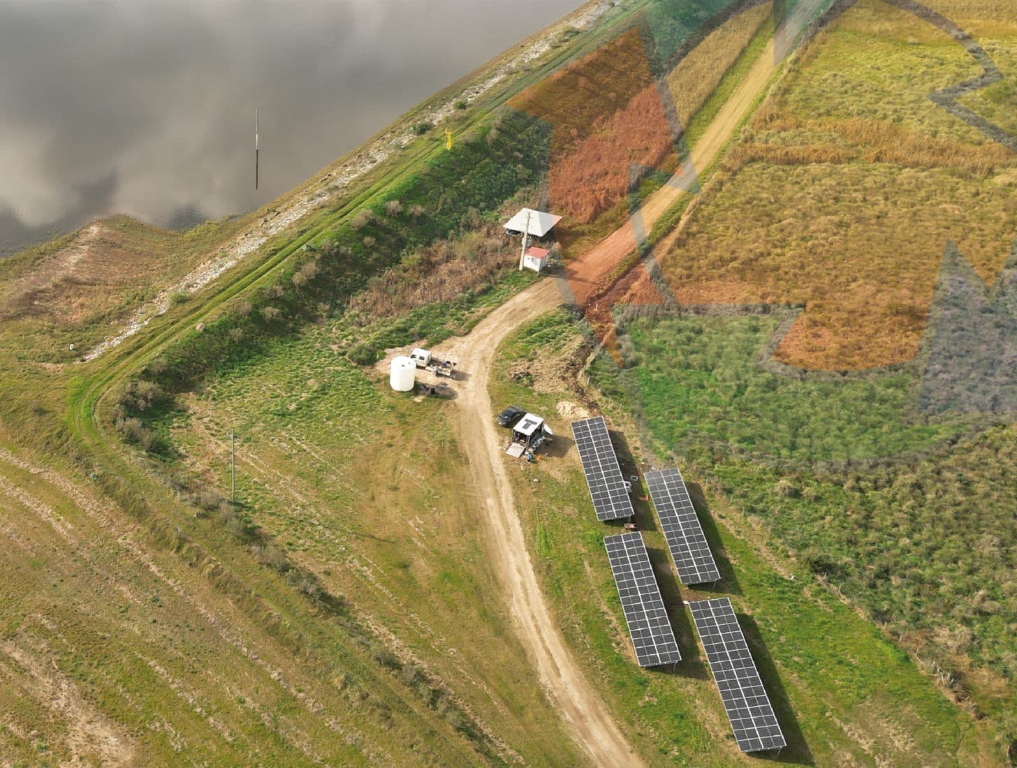 Paneles solares integrados a un paisaje productivo rural